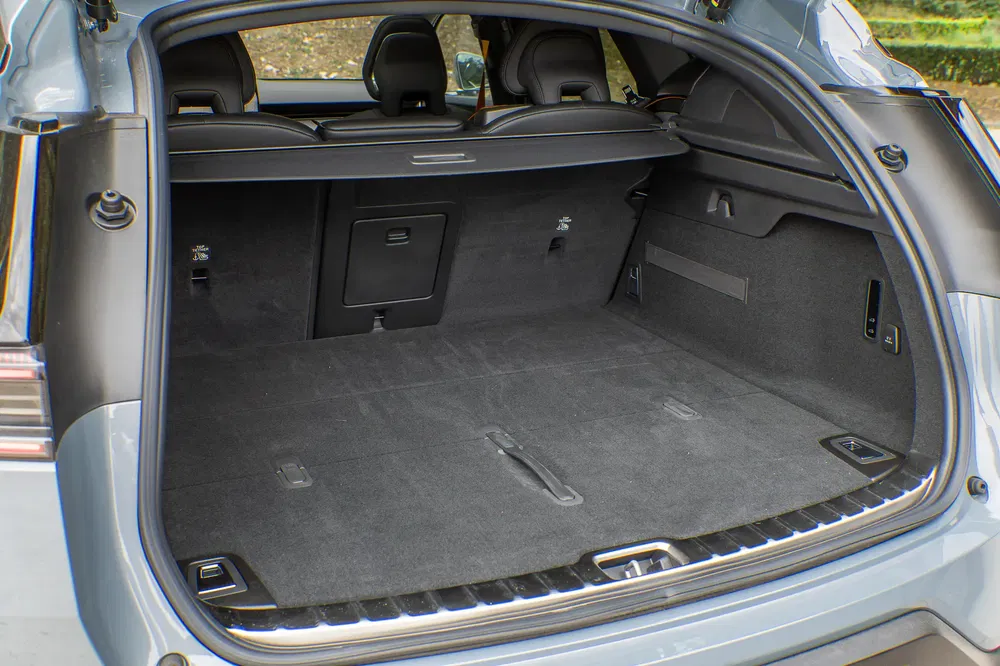 Coffre spacieux d'un SUV moderne avec sièges rabattables, offrant un espace de rangement généreux.