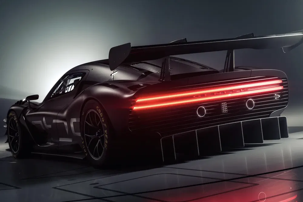 Voiture de course Genesis noire avec aileron arrière imposant et lumières LED rouges.