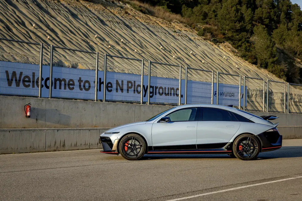 Hyundai sur piste de course dans le terrain de jeux N, design moderne et sportif.