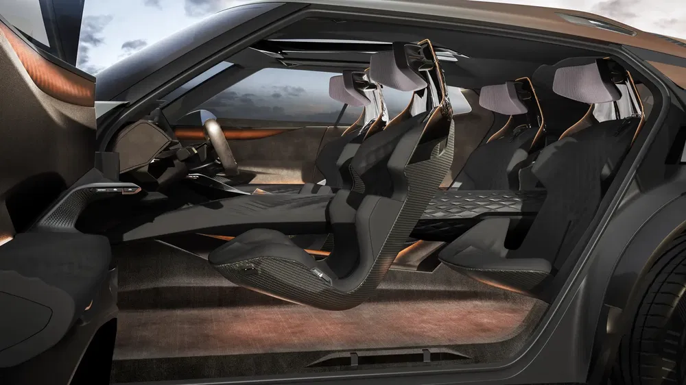 Intérieur futuriste d'une voiture Peugeot avec sièges flottants et design minimaliste.