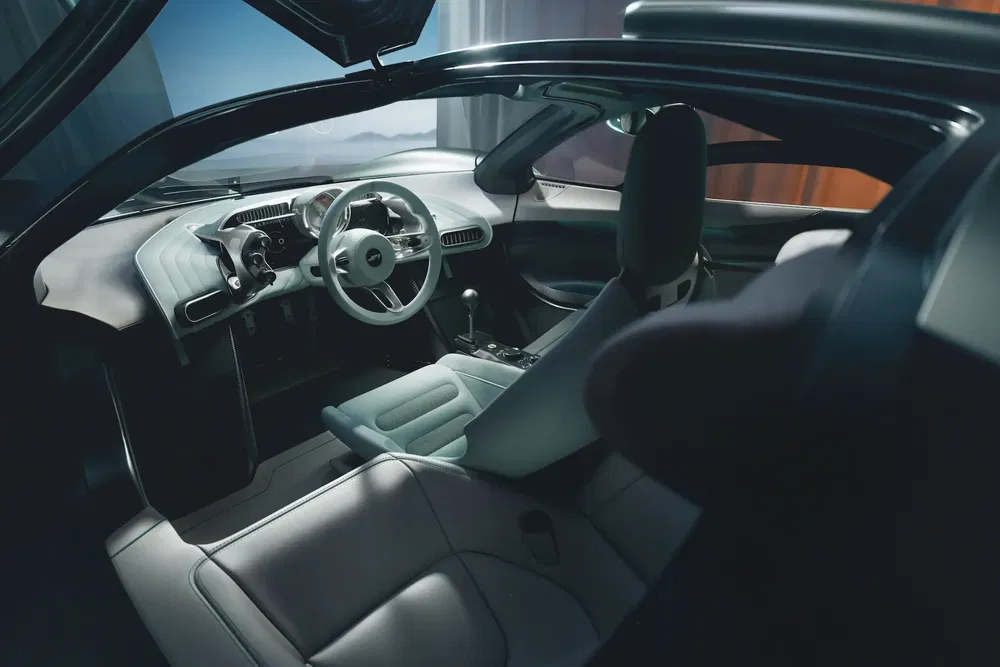 Intérieur élégant de sport automobile moderne avec tableau de bord high-tech et sièges ergonomiques.