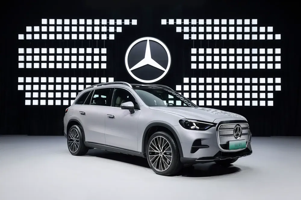 {"fr":"Mercedes-Benz EQC SUV électrique argenté devant logo lumineux à l'intérieur moderne.","nl":"Zilverkleurige Mercedes-Benz EQC elektrische SUV voor verlicht logo in moderne interieur."}