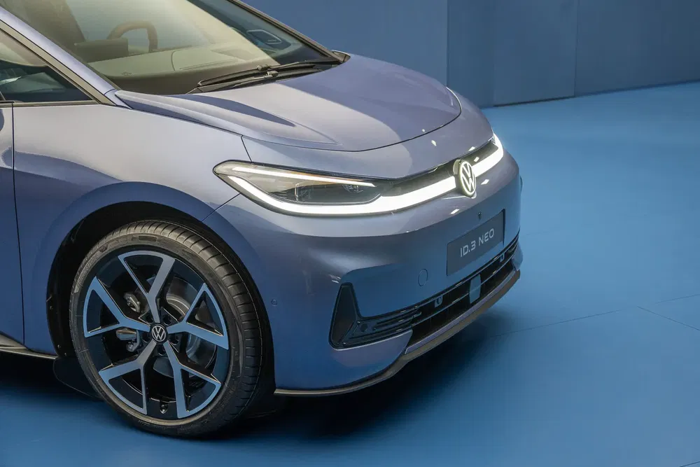 Vue avant de la Volkswagen ID.3 Neo sur fond bleu élégant.