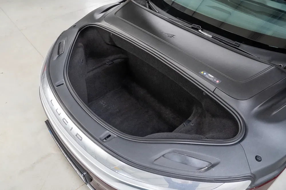 Coffre avant de la Lucid Air avec espace de rangement spacieux et design moderne.