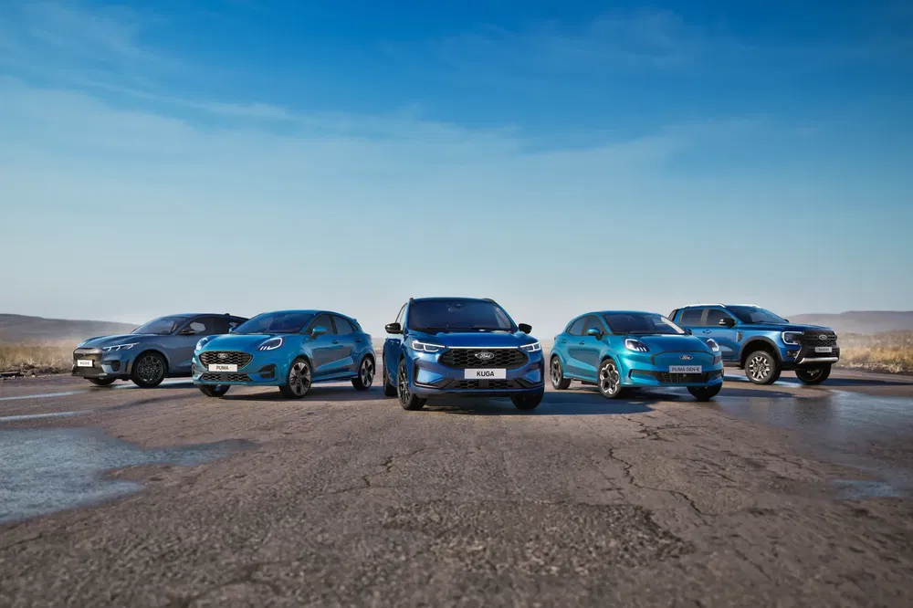 Gamme de voitures Ford, y compris Ford Kuga, alignée sur une route désertique.
