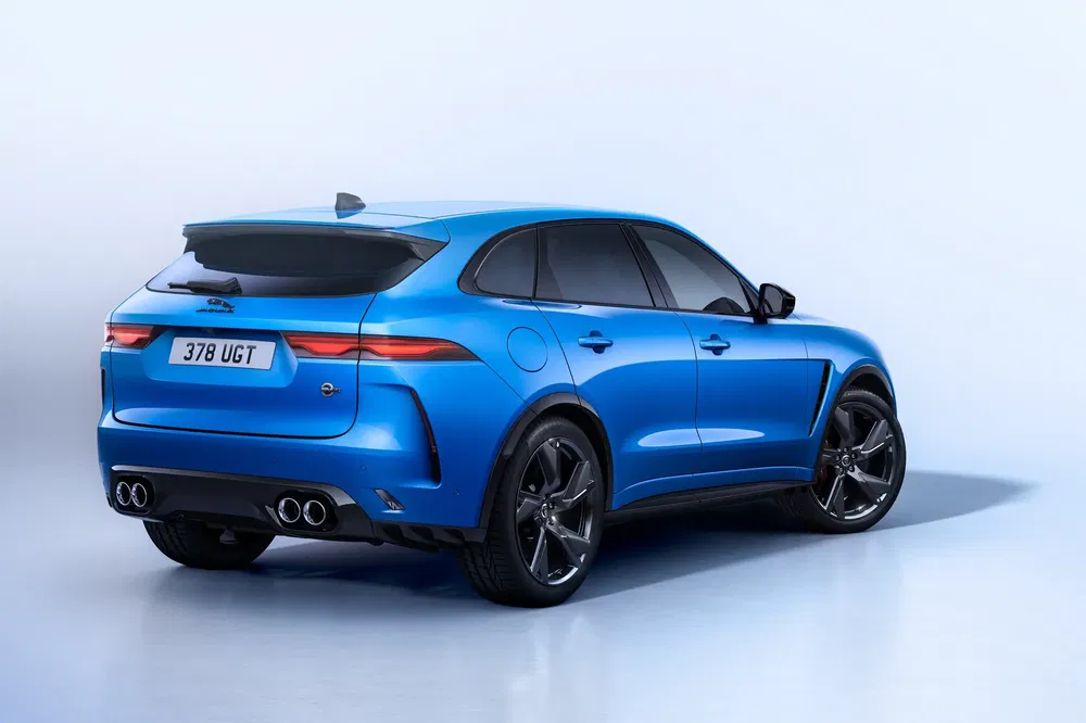{"fr":"Jaguar F-Pace bleu, moderne, vue arrière, design sportif et élégant.","nl":"Jaguar F-Pace in blauw, moderne SUV, achteraanzicht, sportief en stijlvol ontwerp."}