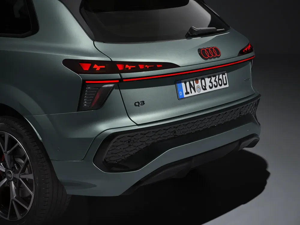 Achteraanzicht van de Audi Q3 2024 met opvallende LED-verlichting en modern ontwerp.