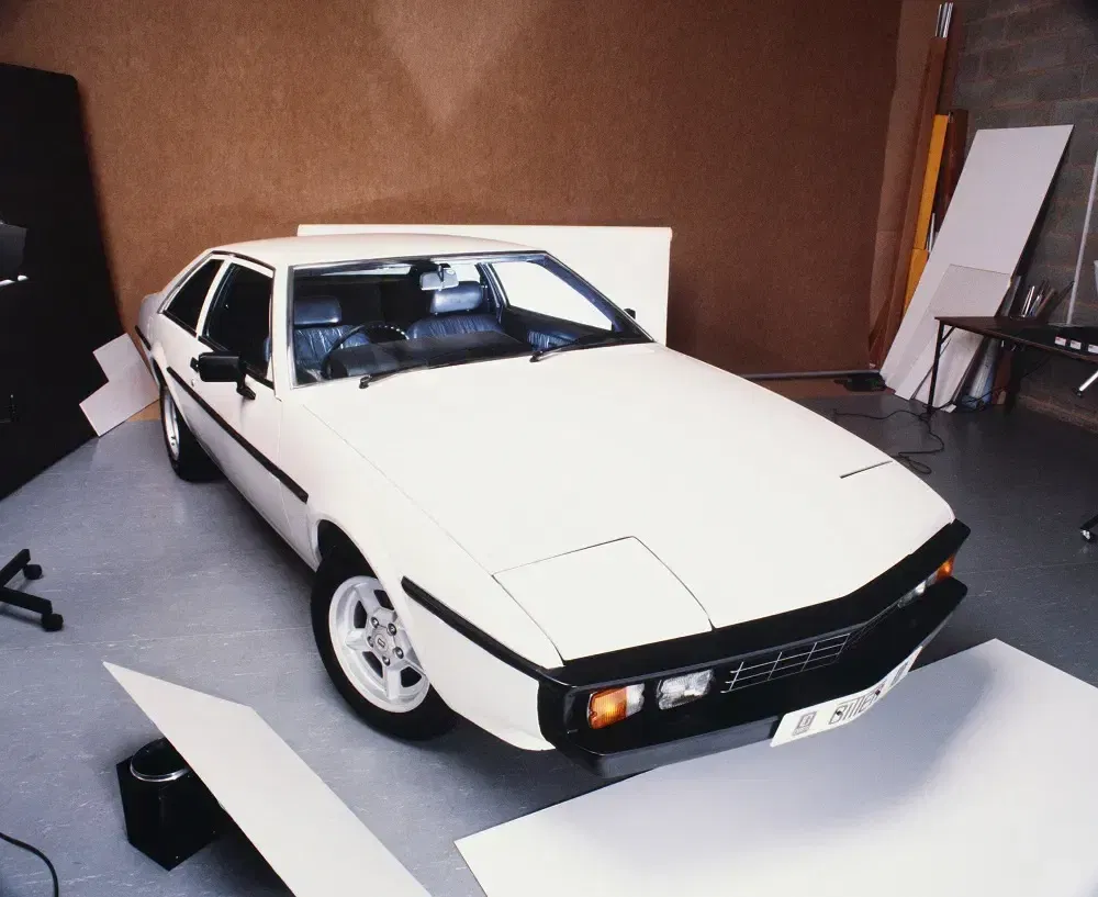 {"fr":"Maserati Kyalami blanche en studio avec éclairage professionnel, intérieur cuir visible à travers fenêtres.","nl":"Witte Maserati Kyalami in studio met professionele belichting, leren interieur zichtbaar door ramen."}