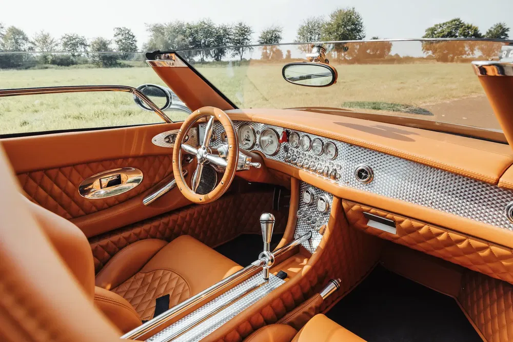 Intérieur luxueux en cuir d'une voiture Spyker C8 Aileron, avec tableau de bord en aluminium poli.