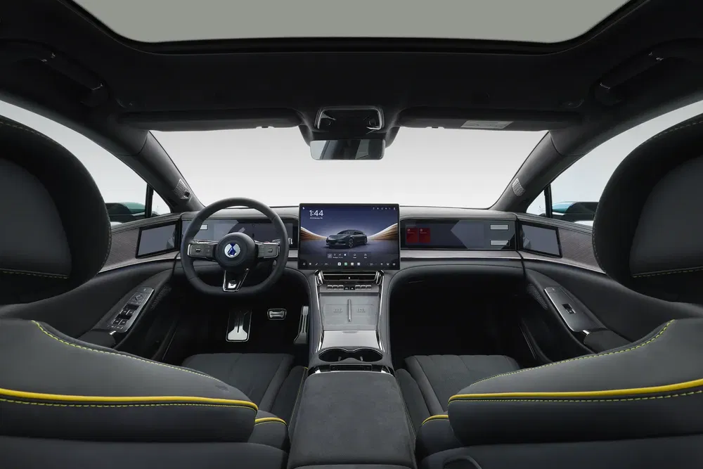 HiPhi Y auto-interieur met digitaal dashboard en luxe stoelen.