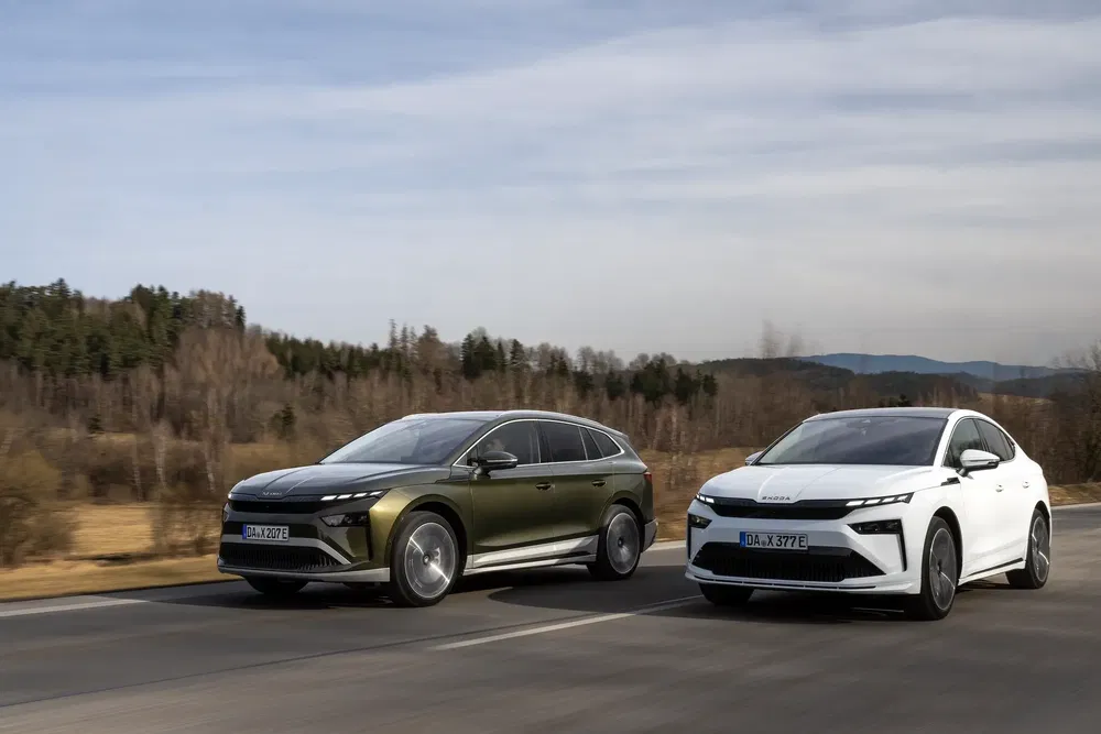 Deux Chery eQ7 électriques vert et blanc en mouvement sur une route campagne.