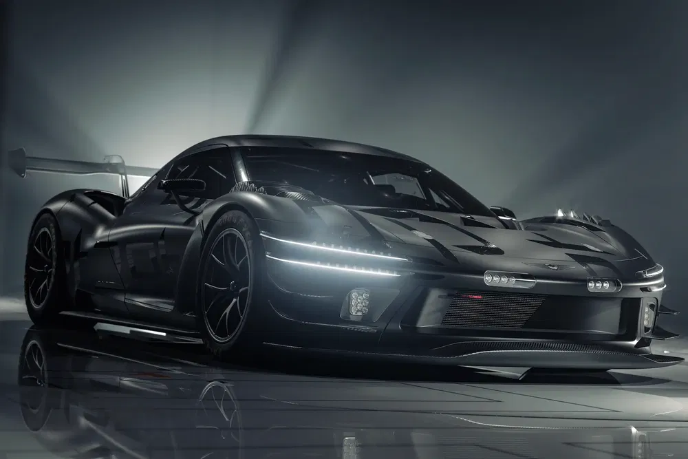 Voiture de sport noir avec design aérodynamique et phares LED, garée en studio.