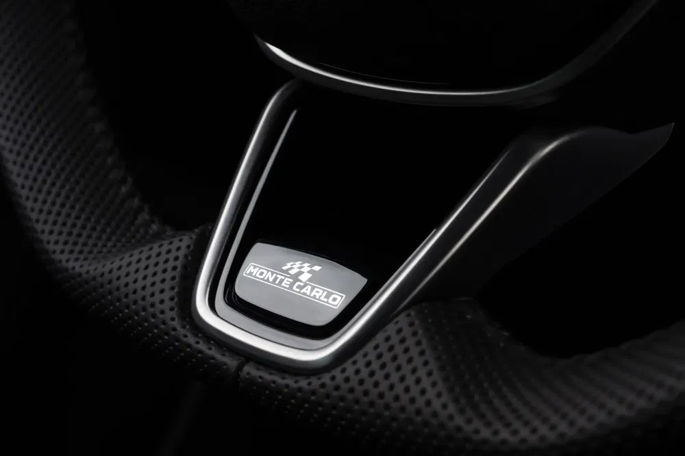 Volant de voiture avec logo Monte Carlo en gros plan, design sportif et élégant.