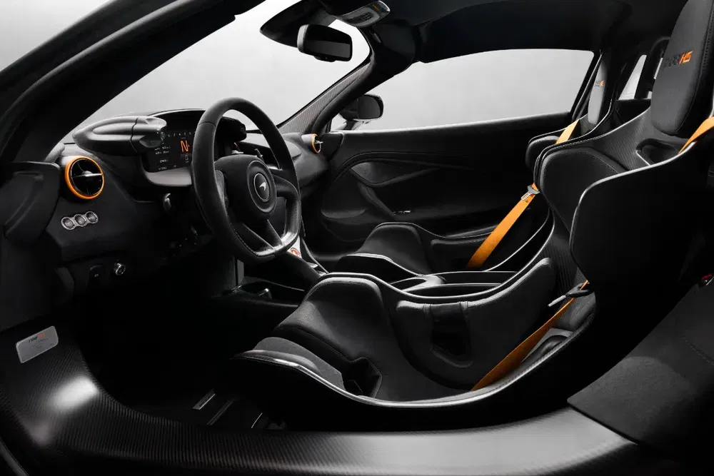 Interieur van de McLaren 600LT, sportstoelen in koolstofvezel en oranje gordels.