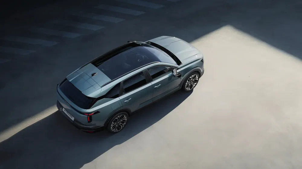 Luchtfoto van Geely Boyue Cool auto, modern ontwerp met panoramisch dak.