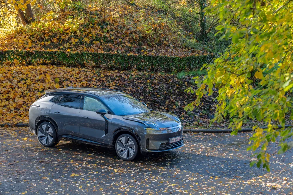 SUV électrique Zeekr 001 dans un cadre automnal avec feuillage coloré.