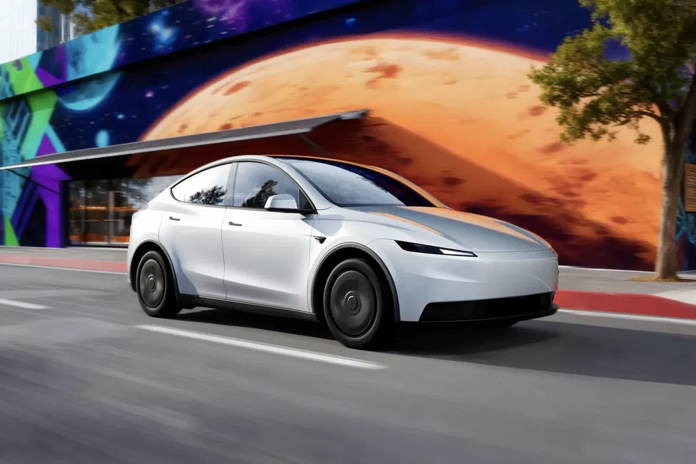 Voiture électrique futuriste devant une murale de planète orange vive, conduite rapide.