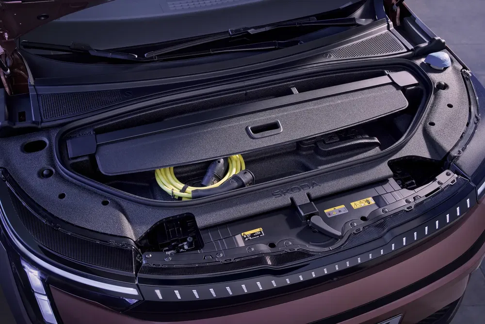Coffre avant d'une Skoda avec rangement pour câble de recharge électrique.