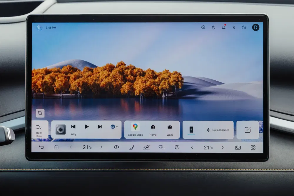 Moderne auto touchscreen met multimedia-interface en navigatie tegen een landschap achtergrond.