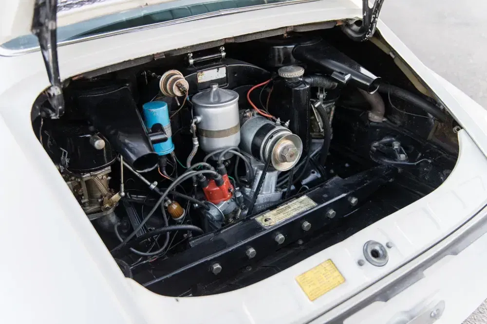 Compartement moteur d'une Volkswagen Beetle classique avec moteur à refroidissement par air.