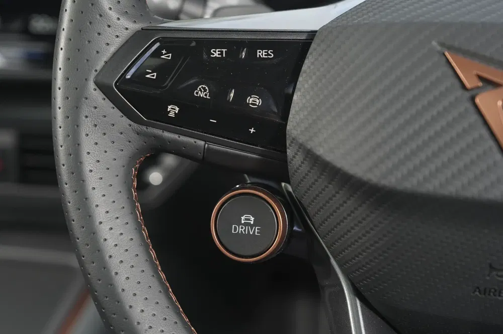 Cupra stuur met multifunctionele knoppen en versnellingspookknop, lederen details.