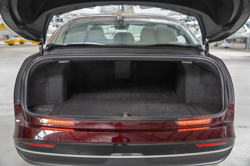 Coffre spacieux de la Lucid Air avec feux arrière LED allumés.