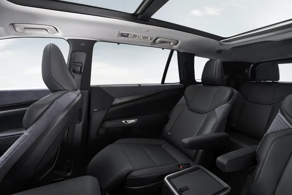 {"fr":"Intérieur spacieux et luxueux d'un SUV avec sièges en cuir noir et toit panoramique.","nl":"Ruim en luxe interieur van een SUV met zwarte lederen stoelen en panoramisch dak."}