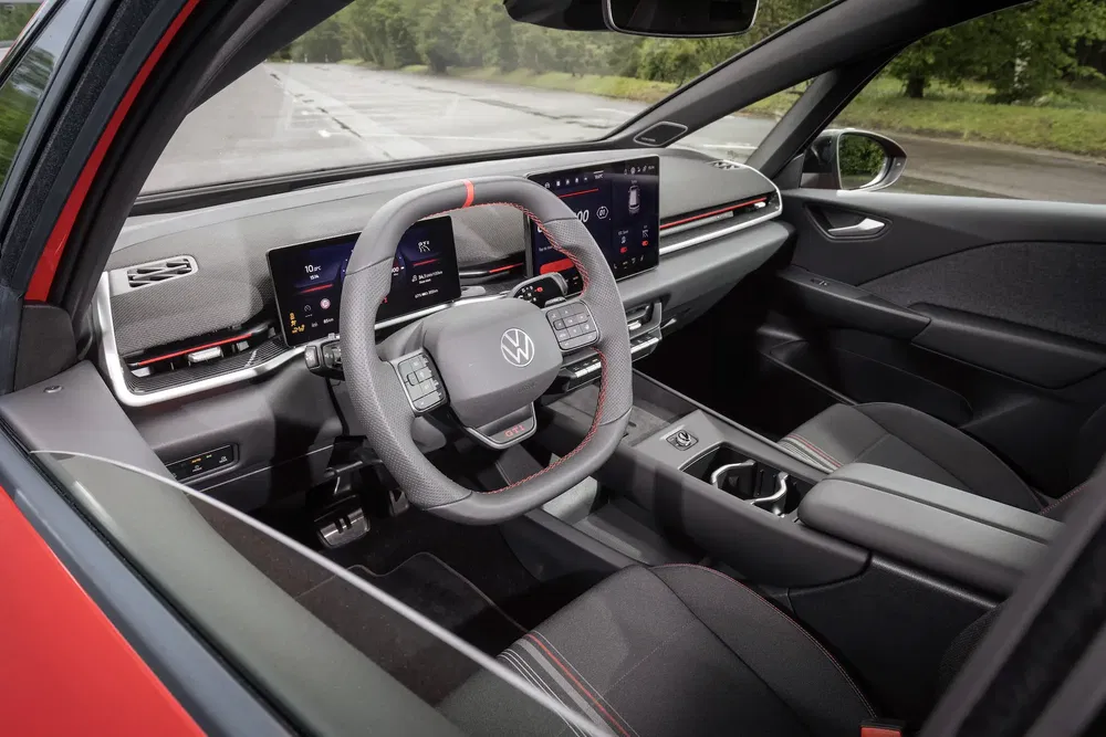 Intérieur moderne de la Volkswagen avec tableau de bord numérique et volant multifonction.