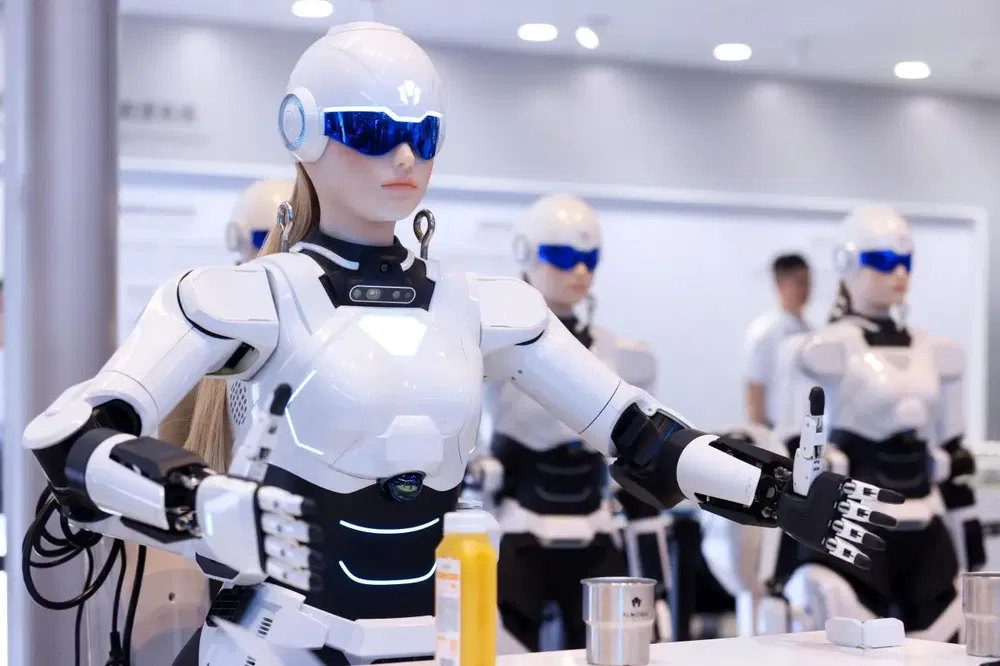 Futuristische humanoïde robots met blauwe vizieren in een moderne technologische omgeving.