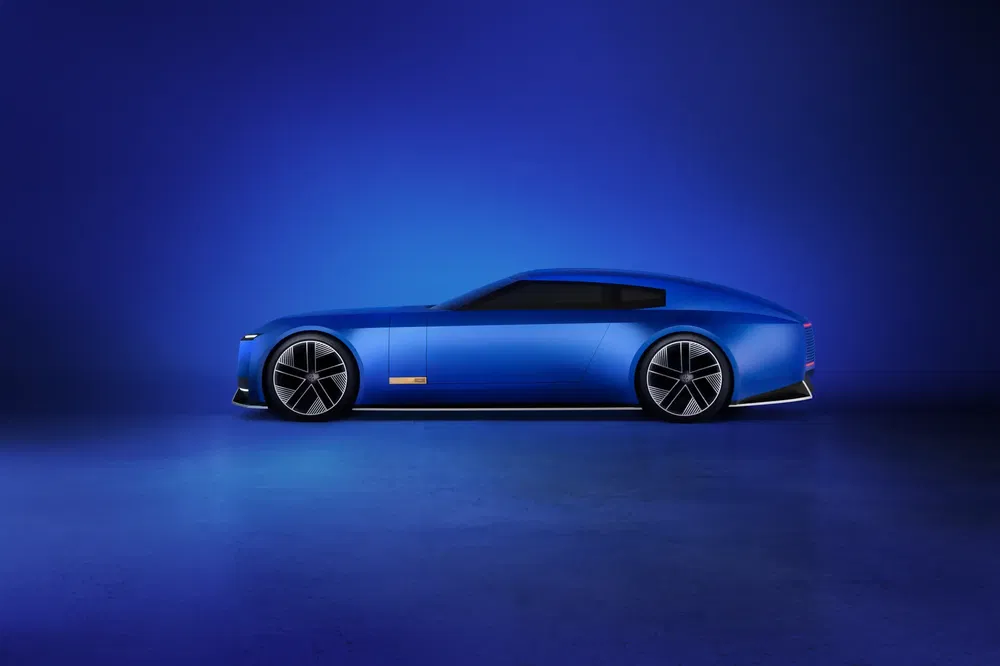 Elegante blauwe Rolls-Royce concept car met futuristische lijnen, donkere achtergrond.