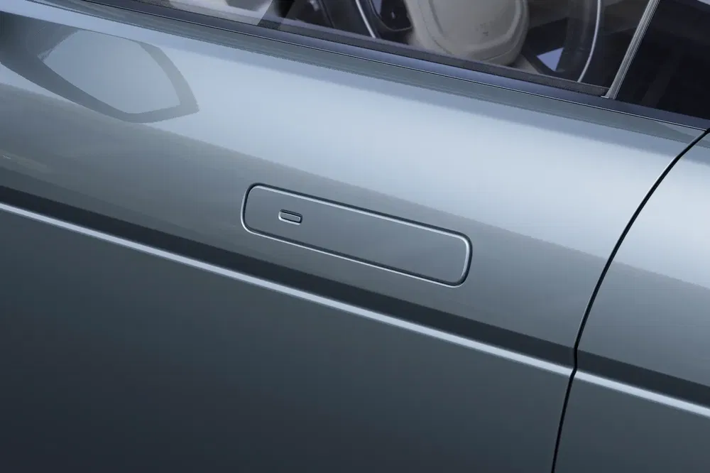 {"fr":"Poignée de porte encastrée d'une voiture Tesla Model S argentée, design minimaliste et moderne.","nl":"Ingeschoven deurgreep van een zilveren Tesla Model S, minimalistisch en modern ontwerp."}