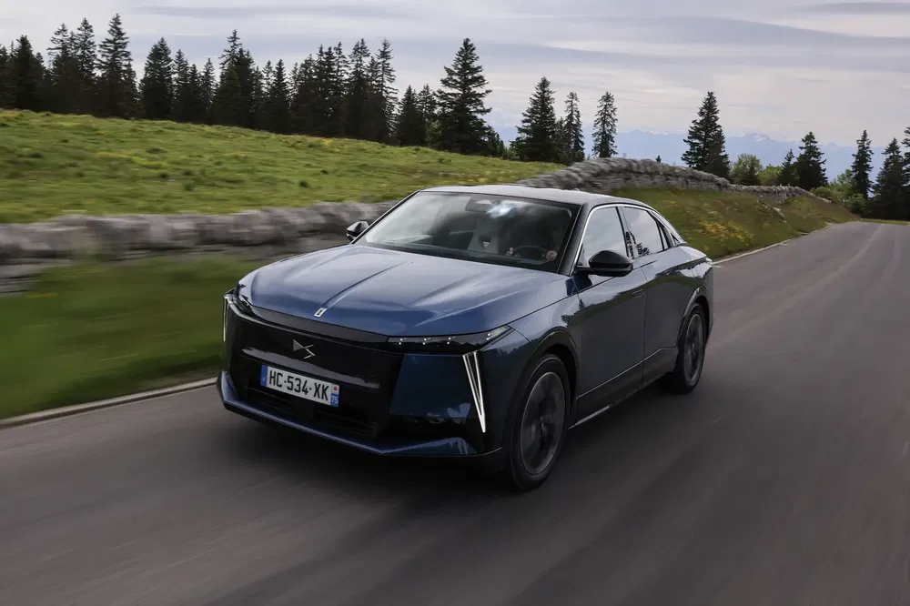 {"fr":"DS 4 Crossback bleu roulant sur une route de campagne bordée d'arbres.","nl":"Blauwe DS 4 Crossback rijdt op landelijke weg omringd door bomen."}