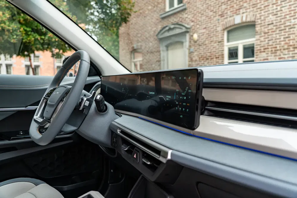Intérieur moderne de la voiture électrique Volkswagen ID.7 avec tableau de bord numérique élégant.