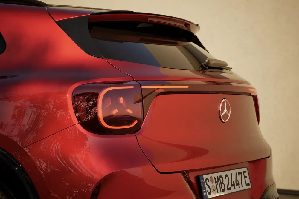 Achteraanzicht van een rode Mercedes EQB met opvallende LED-achterlichten en Europese nummerplaat.
