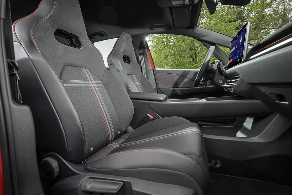 Intérieur de la Volkswagen ID. GTI Concept avec sièges sport et écran numérique élégant.