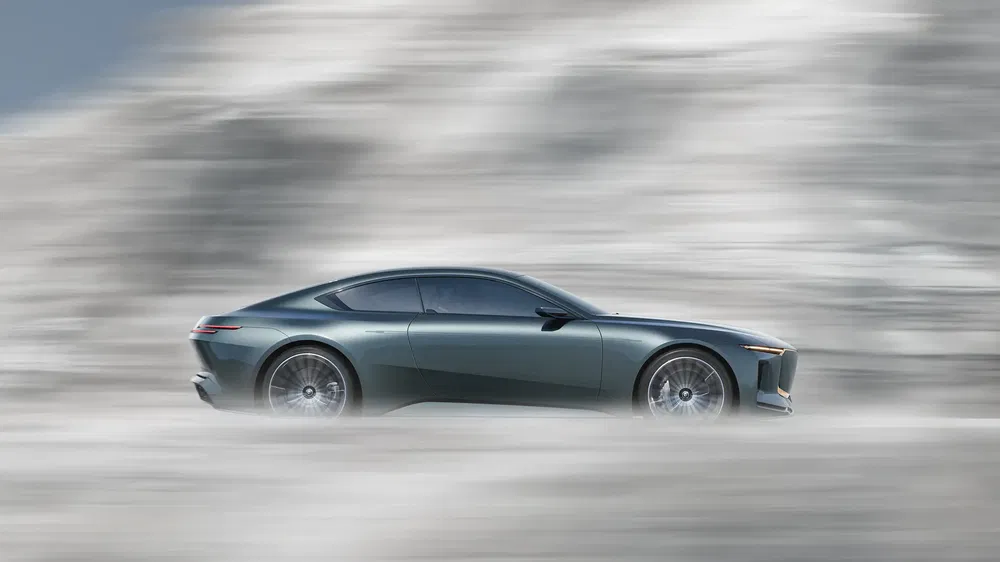 Concept car Maserati futuriste gris foncé roulant rapidement avec arrière-plan flou.