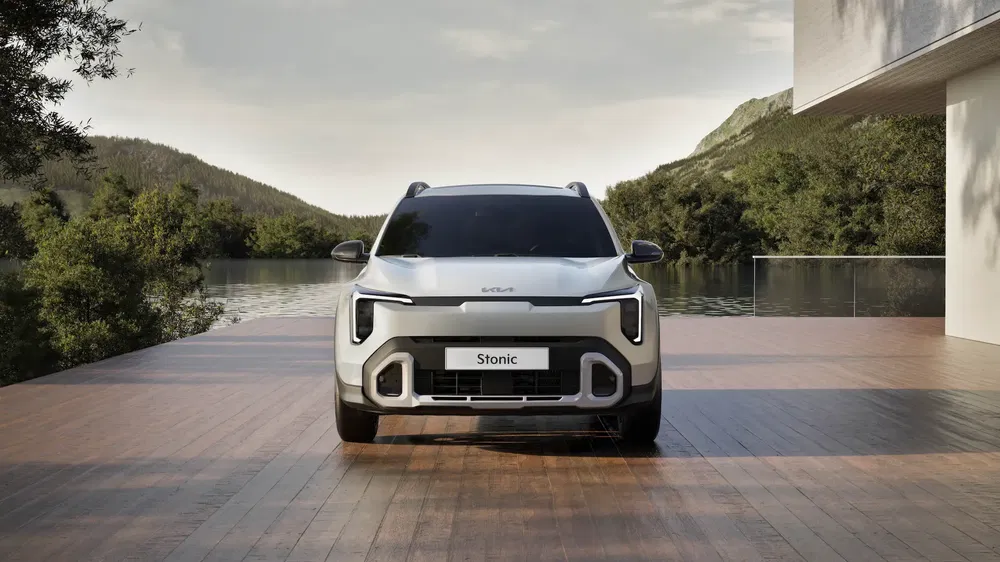 {"fr":"Kia Stonic blanche stationnée sur une terrasse en bois, vue frontale avec arrière-plan naturel.","nl":"Witte Kia Stonic geparkeerd op houten terras, vooraanzicht met natuurlijke achtergrond."}