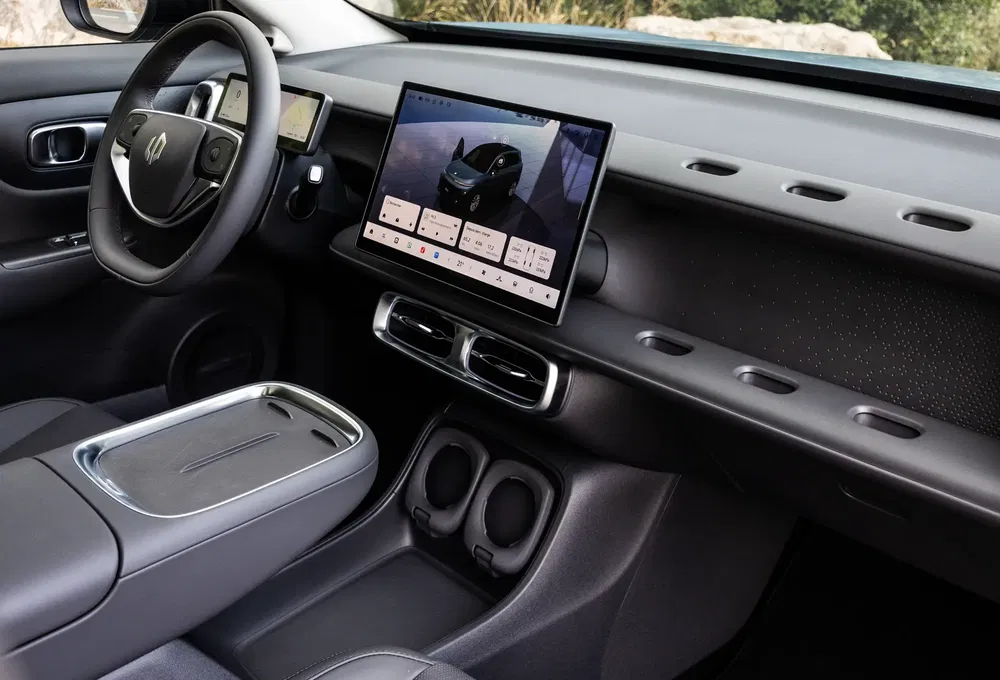 Intérieur de voiture moderne avec écran tactile central et volant, design minimaliste.