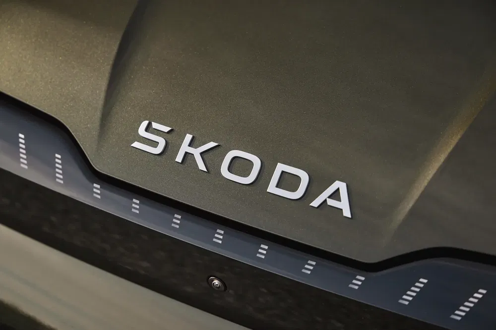 Logo Skoda sur le capot avec design moderne et lignes dynamiques.