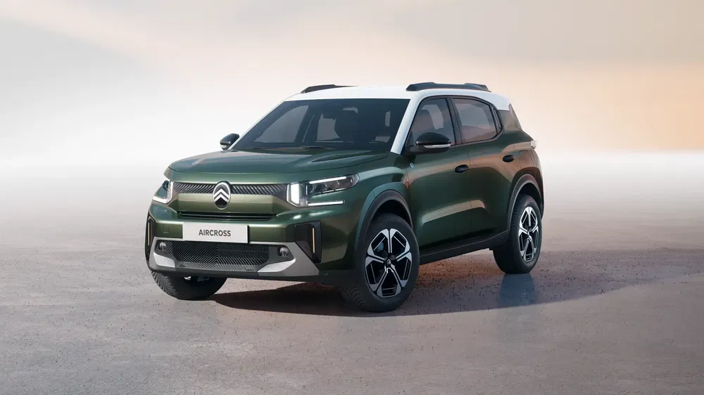 Donkergroene Citroën Aircross SUV met modern ontwerp tegen een neutrale achtergrond.