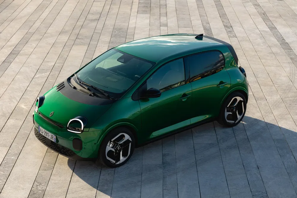 Concept car Renault électrique Vert sur pavé moderne, design futuriste et compact.
