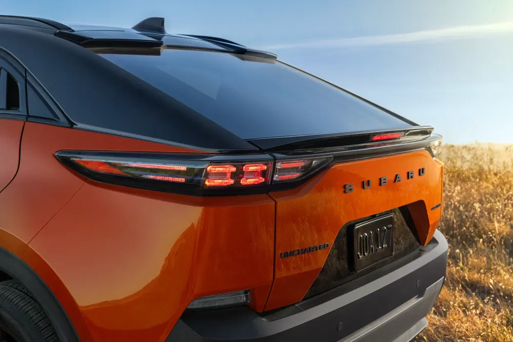 Vue arrière d'un SUV Subaru orange avec un design moderne et des feux arrière LED.