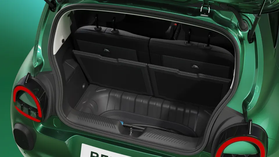 Coffre de la Renault Twingo avec sièges arrière rabattus, offrant espace de chargement compact.