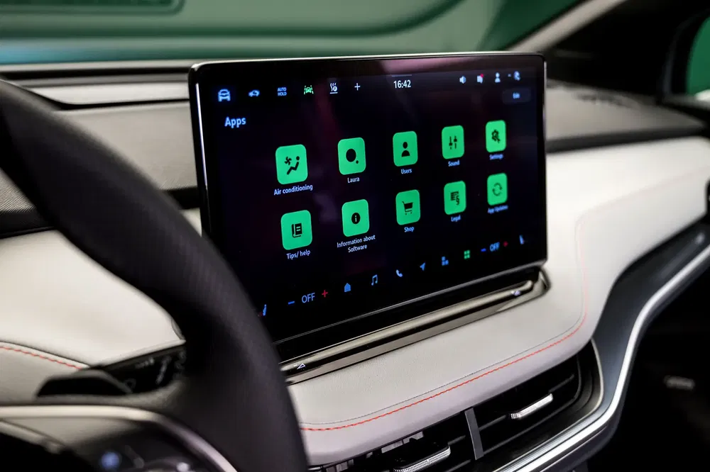 Touchscreen Skoda Enyaq iV met autotoepassingen op een modern dashboard.