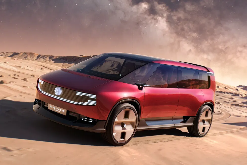 Concept car Renault Espace, rouge métallisé, sur un paysage désertique futuriste.