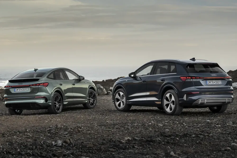 {"fr":"Deux Audi Q4 e-tron électriques garées en extérieur sur un terrain rocheux.","nl":"Twee elektrische Audi Q4 e-tron geparkeerd op een rotsachtige ondergrond."}