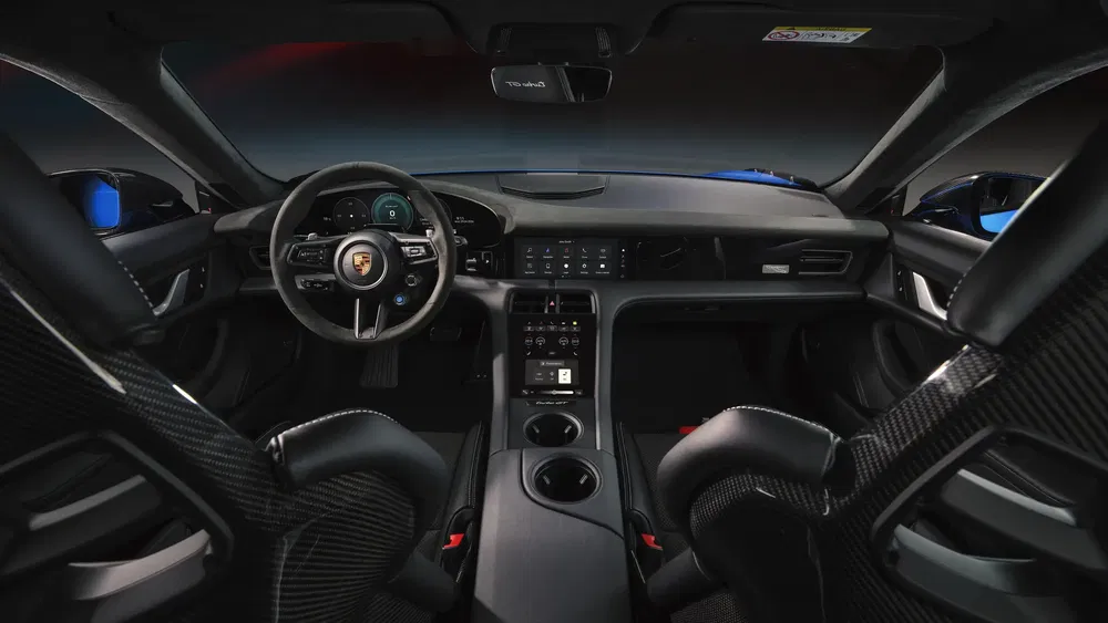 Intérieur Porsche avec volant emblématique et tableau de bord numérique moderne.