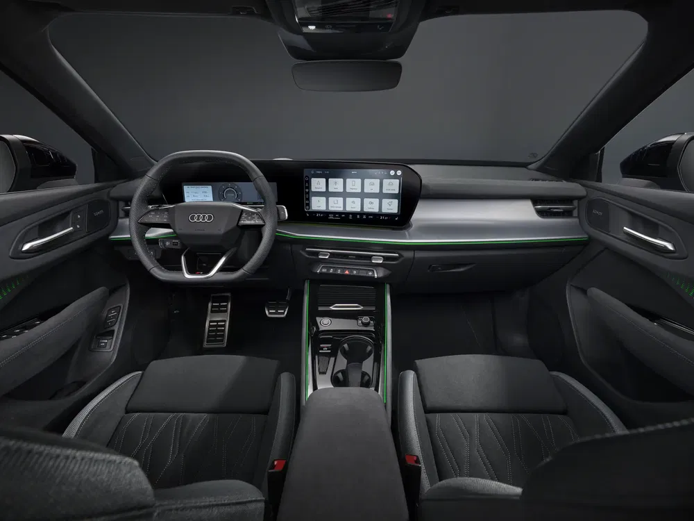 Moderne Audi-interieur met multifunctioneel stuurwiel en centraal digitaal scherm.