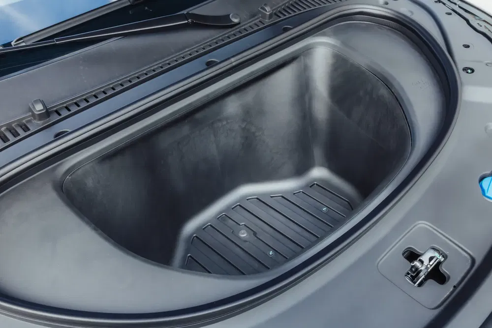 Voorkoffer van een elektrische auto met ruime opslagruimte en ergonomisch design.