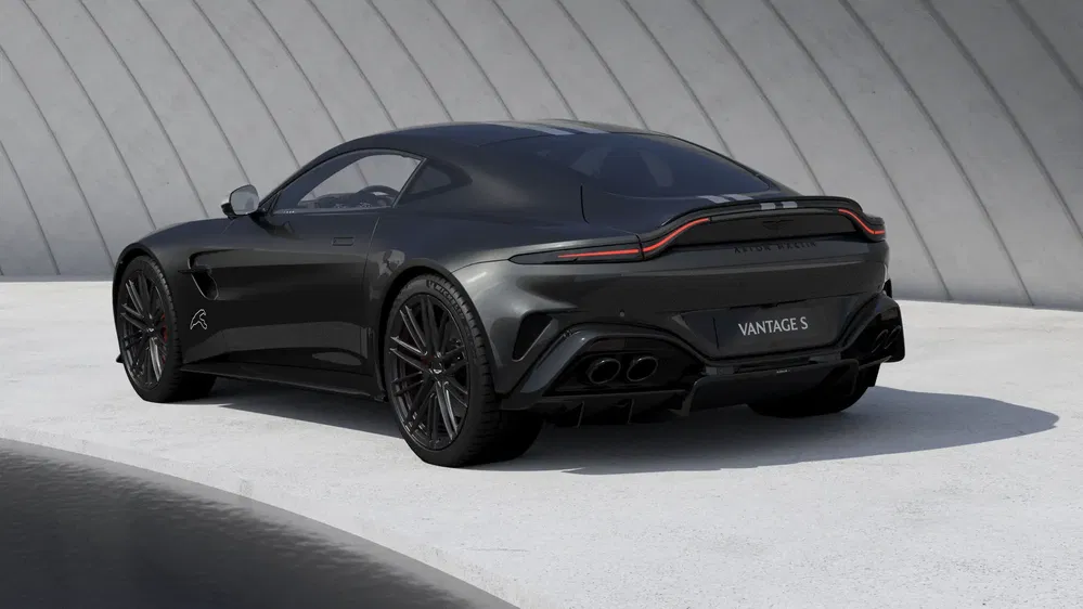 Aston Martin Vantage S noire avec design aérodynamique élégant, stationnée sur fond moderne.